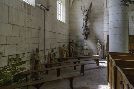 Bild: religiöse Statuen in der Église Saint-Laurent in Marais-Vernier