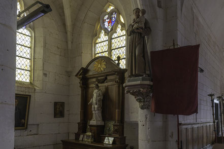 Bild: Seitenaltar im linken Schiff der Église Saint-Laurent in Marais-Vernier