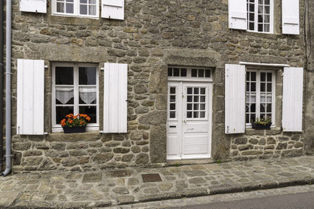 Bild: Straße mit Granithäuser in Barfleur