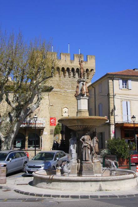 Bild: Brunnen am Place Porte des Princes in Courtezon