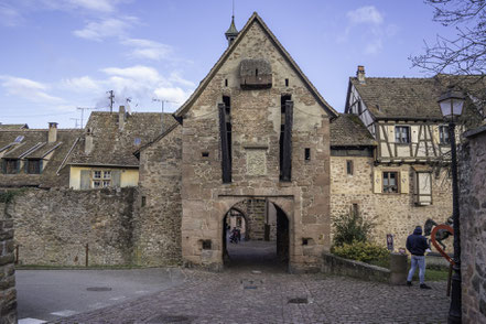 Bild: Oberes Stadttor in Riquewihr im Elsass, Frankreich