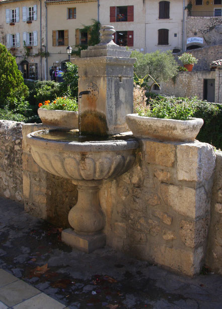 Bild: Fontaine in Moustiers-Sainte-Marie