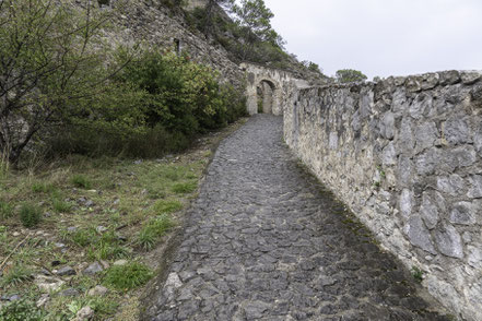 Bild: Der Weg zur Zitadelle in Entrevaux