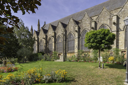 Bild: Jardin de Fougères mit Blick auf Èglise Saint-Léonard