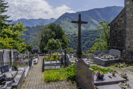 Bild: Friedhof an der Église Sainte-Eulalie de Lesun mit Blick in die Berge