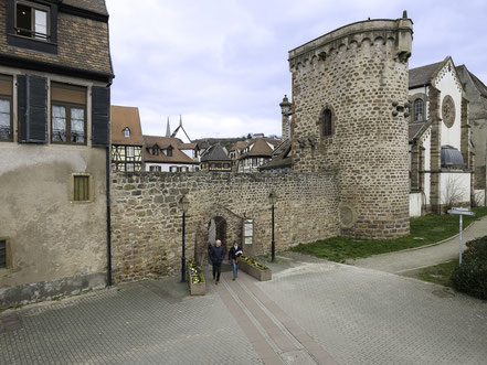  Bild: Das Fußgängertor durch die Stadtmauer - Rempart in Obernai