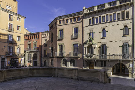 Bild: Häuser vor der Catedral de Sant Pere de Vic