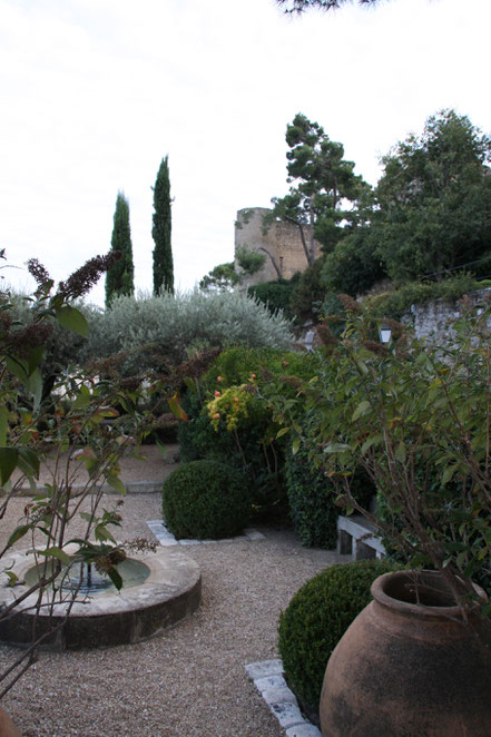 Bild: öffentlicher Garten in Ménerbes