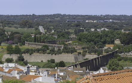 Bild: Blick auf das Aqueduto da Água de Prata in Évora