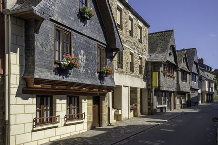 Bild: Alte Häuser in der Rue Du Général de Gaulle in Le Faou, Bretagne