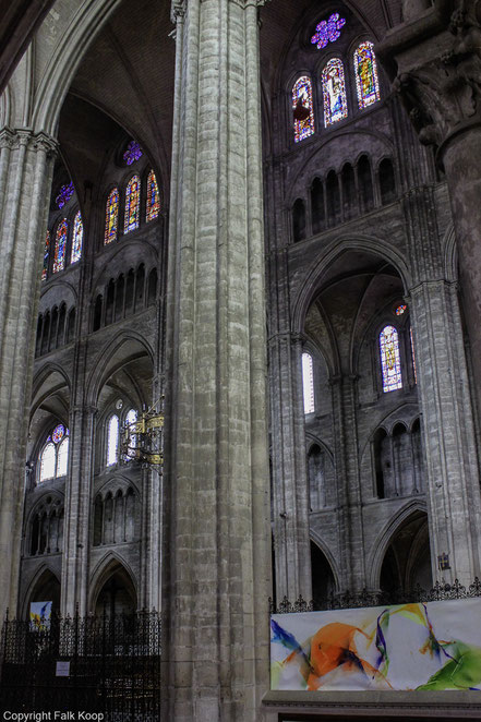 Bild: Kunstvolle Buntglasfenster in der gotische Kathedrale Saint-Étienne von Bourges 