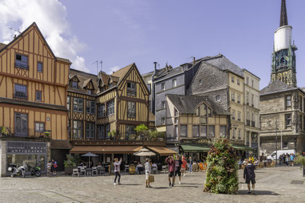 Bild: Fachwerkhäuser am Place Barthélémy in Rouen