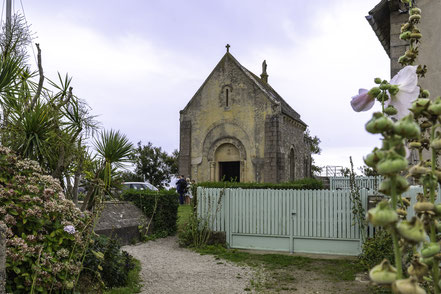 Bild: Nordwestfassade mit Portal der Chapelle des Marins de Saint-Vaast-la-Hougue