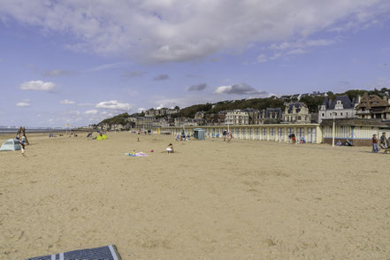 Bild: Breiter und weiter Strand in Trouville-sur-Mer