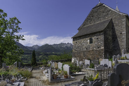 Bild: Friedhof und Église Sainte-Eulalie de Lesun