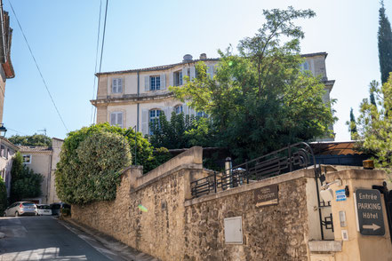 Bild: Mazan im Vaucluse mit dem Château de Sade 