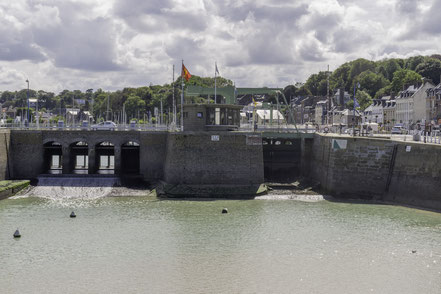 Bild: Die Hebebrücke zum Hafen in Saint-Valery-en-Caux