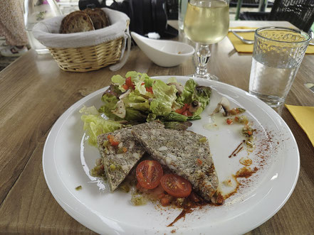 Bild: Im Restaurant L´Auberge mit Blick auf das Château de Fougères