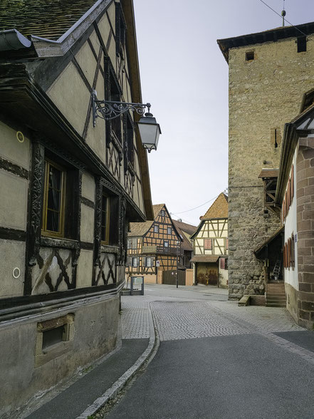 Bild: Fachwerkhäuser an la Porte d´Ebersheim inDambach-la-Ville