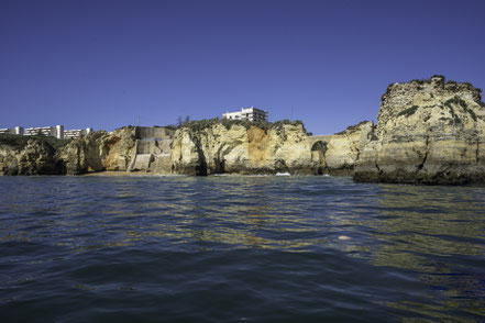 Bild: Bootstour zu der Felsenküste bei Lagos an der Algarve 