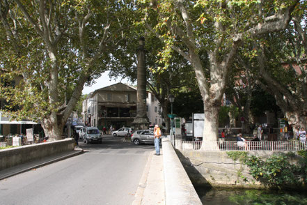 Bild: Dorfplatz in Fontaine de Vaucluse