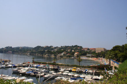 Bild: Der kleine Hafen mit Strand in der Baie des Fourmis in Beaulieu-sur-Mer