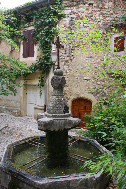 Bild: Dorfbrunnen in Crestet