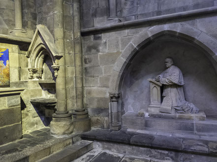 Bild: Seitenkapelle mit Gräber in der Carthédrale Saint-Vincent in Saint-Malo