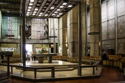 Bild: Der Altar im Innern der Église Saint-Joseph in Le Havre