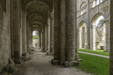 Bild: Seitenschiffe der Kirche Notre-Dame in  der Abbaye de Jumièges