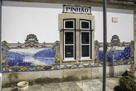 Bild: Bahnhof von Pinhão mit seinen Azulejos-Tafeln 