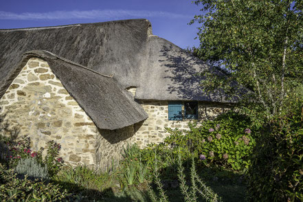  Bild: Haus mit Reetdach in Bréca im Parc naturel régional de Brière 