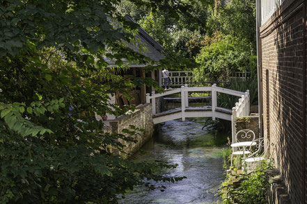 Bild: Rundgang in Veules-les-Roses mit kleinen Brücken über die Veules