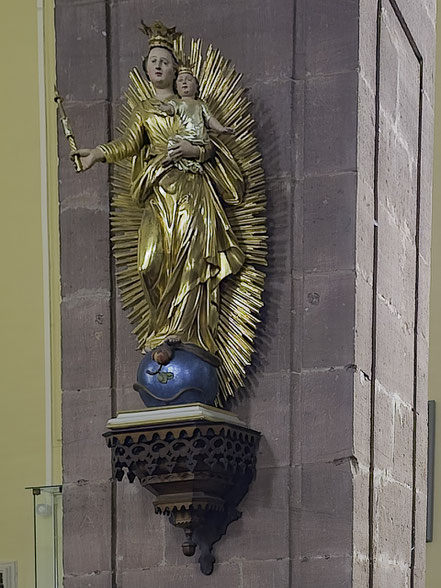 Bild: Marienstatue mit Kind vergoldet in der Église Saint-Médard de Bœrsch in Bœrsch 