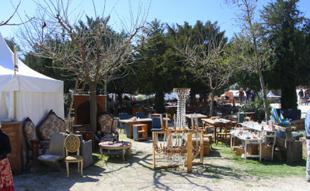 Bild: Antiquitätenmarkt in L´Isle sur la Sorgue