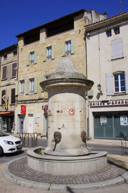 Bild: Fontaine aus dem 16 Jahrhunder in Roquemaure