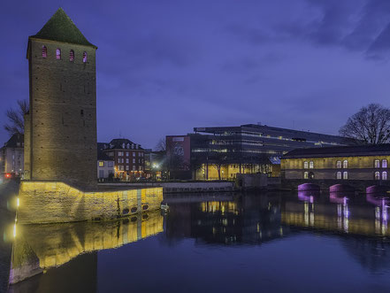 Bild: An den Ponts Couverts am Abend in Strasbourg