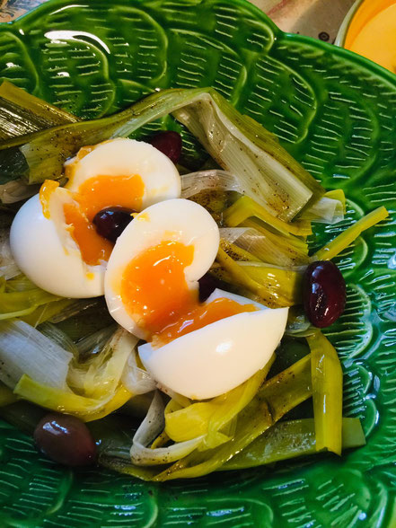 Bild: Rezept Junger Lauchsalat mit Tapenade-Brot