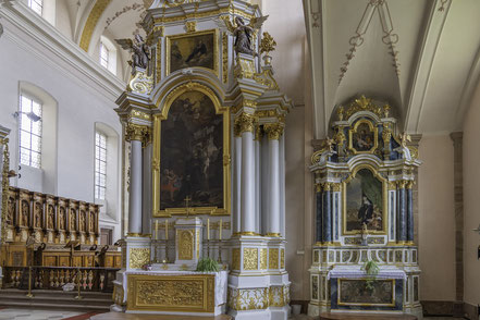 Bild: rechte Seitenaltäre vor dem Chor der Abtei- und Pfarrkirche Ebersmünster im Elsass, Frankreich