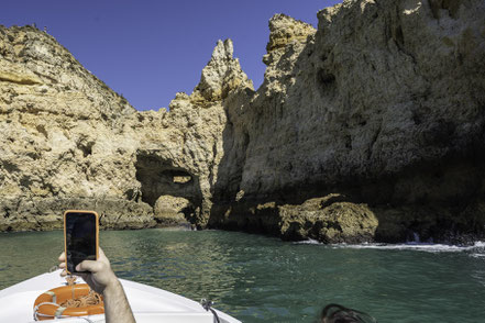 Bild: Bootstour zu der Felsenküste bei Lagos an der Algarve  