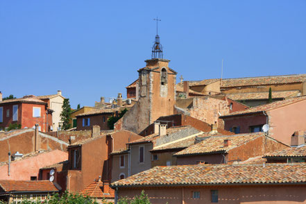 Bild: schmiedeeiserner Glockenturm über den Dächern von Roussillon, Provence