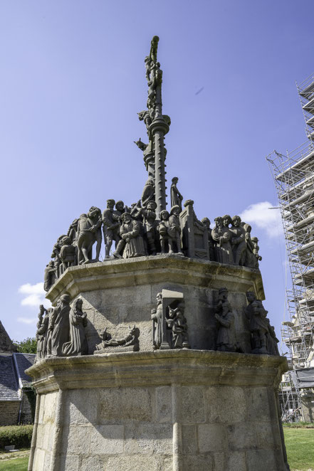 Bild: Der Calvair - Kalvarienberg - im Umfriedeter Pfarrbezirk - Enclos paroissiaux in Plougonven 