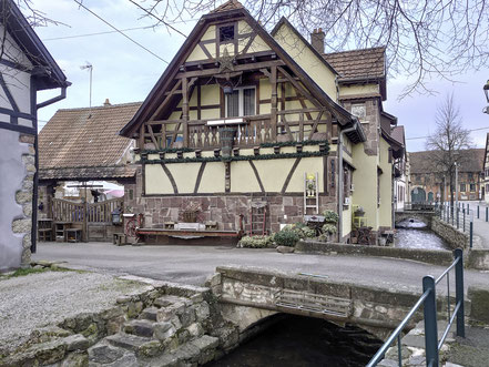 Bild: Fachwerkhaus am Flüsschen Aubach in Scherwiller im Elsass