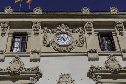 Bild: Uhr des Rathauses am Plaça de la Vila in Vilafranca del Penedès