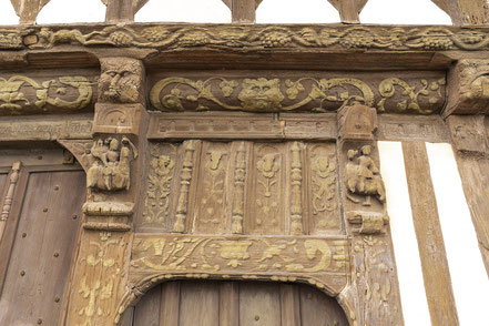 Bild: Holzschnitzereien an der Maison Hernri IV in Saint-Valery-en-Caux  