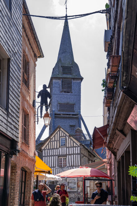 Bild: Honfleur im Département Calvados in der Normandie mit Glockenturm der Église Sainte-Catherine