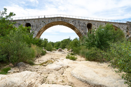 Bild: Bonnieux mit Pont Julien im Vaucluse in der Provence, Südfrankreich