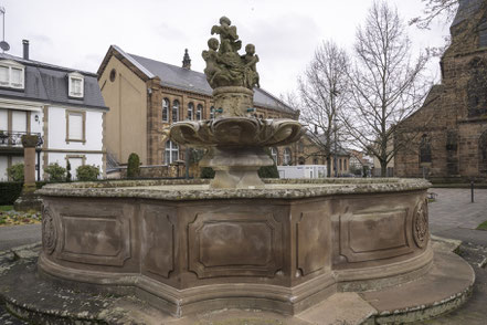 Bild: Der Bienenbrunnen oder Fontaine aux Abeilles vor der Église Saint-Georges 