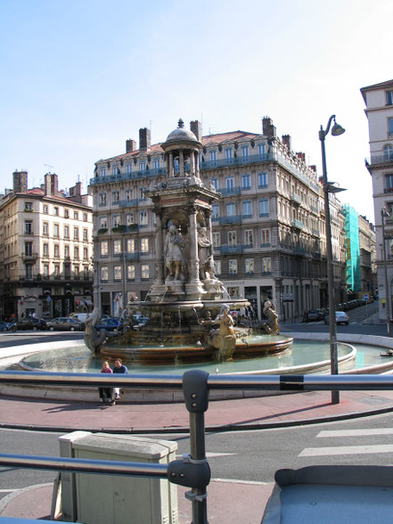 Bild: 1886 gebauter Jakobinerbrunnen ( Fontaine des Jacobins) ehrt vier angesehene Lyoneser Künstler: den Architekten Philibert Delorme, den Maler Hippolyte Flandrin, den Bildhauer Guillaume Coustou und den Graveur Gérard Audran in Lyon