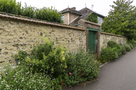 Bild: Üppiger Blumenschmuck entlang der Rue Claude Monet in Giverny